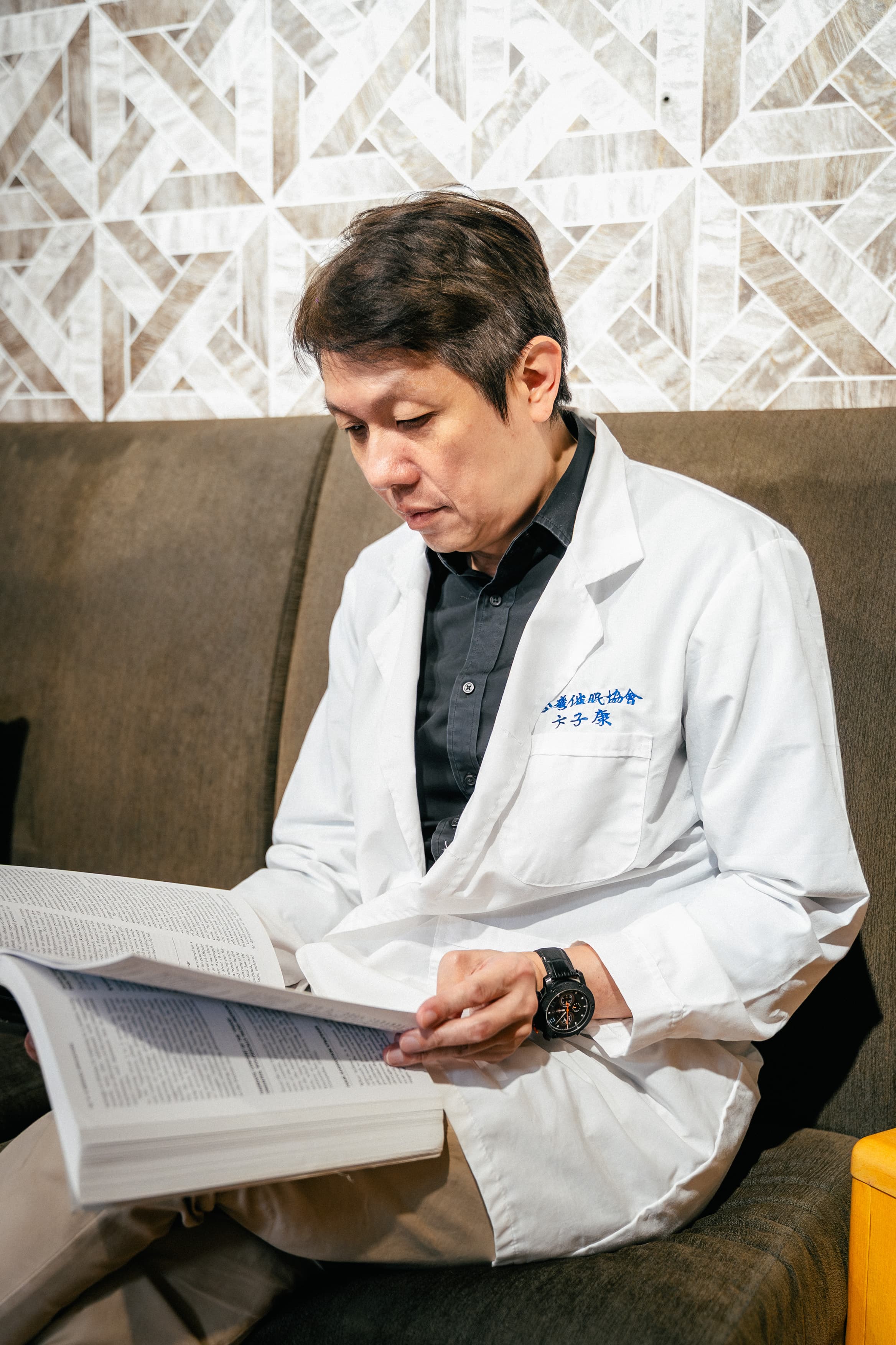 翻閱書頁的姿態