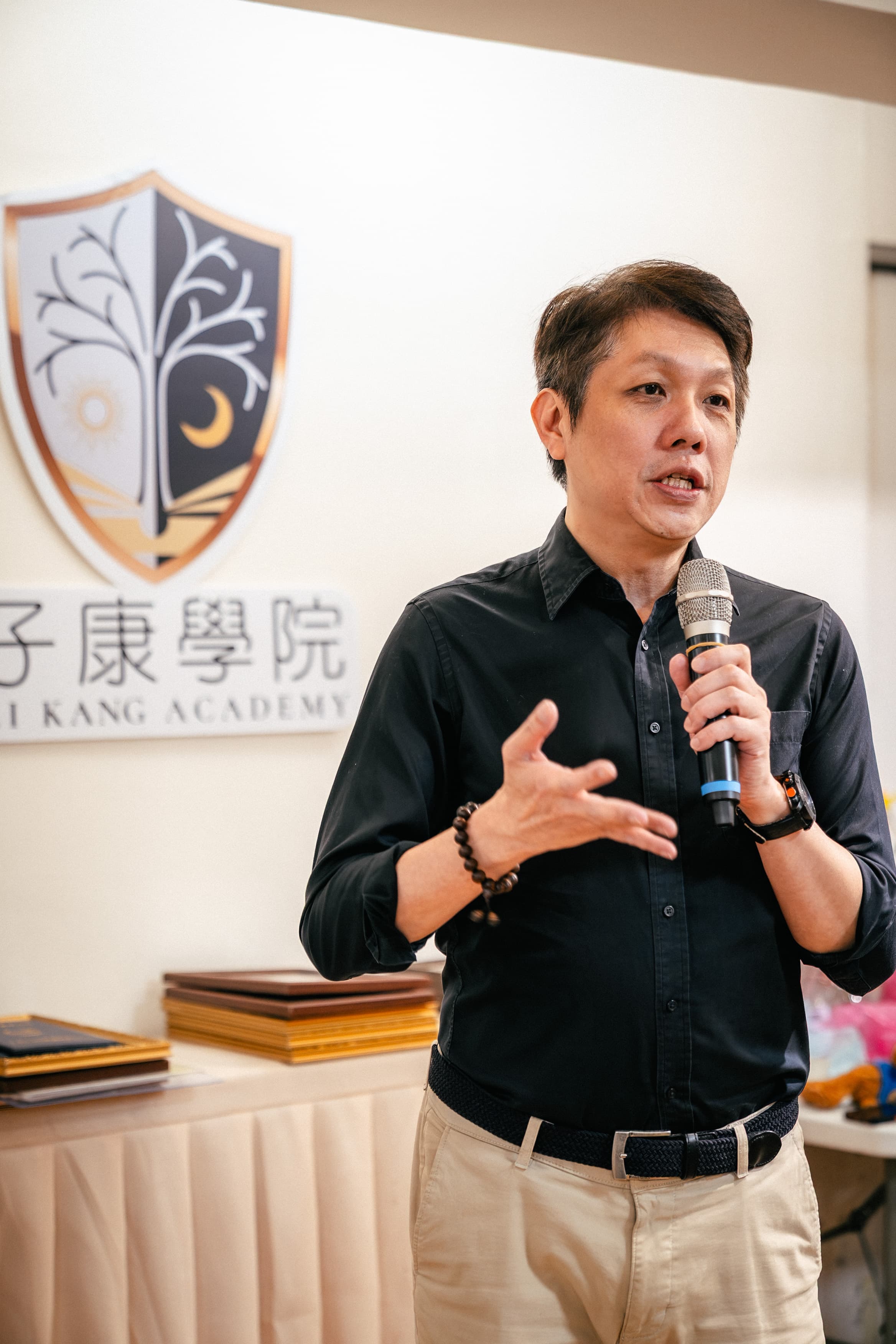 子康老師在課堂上講述