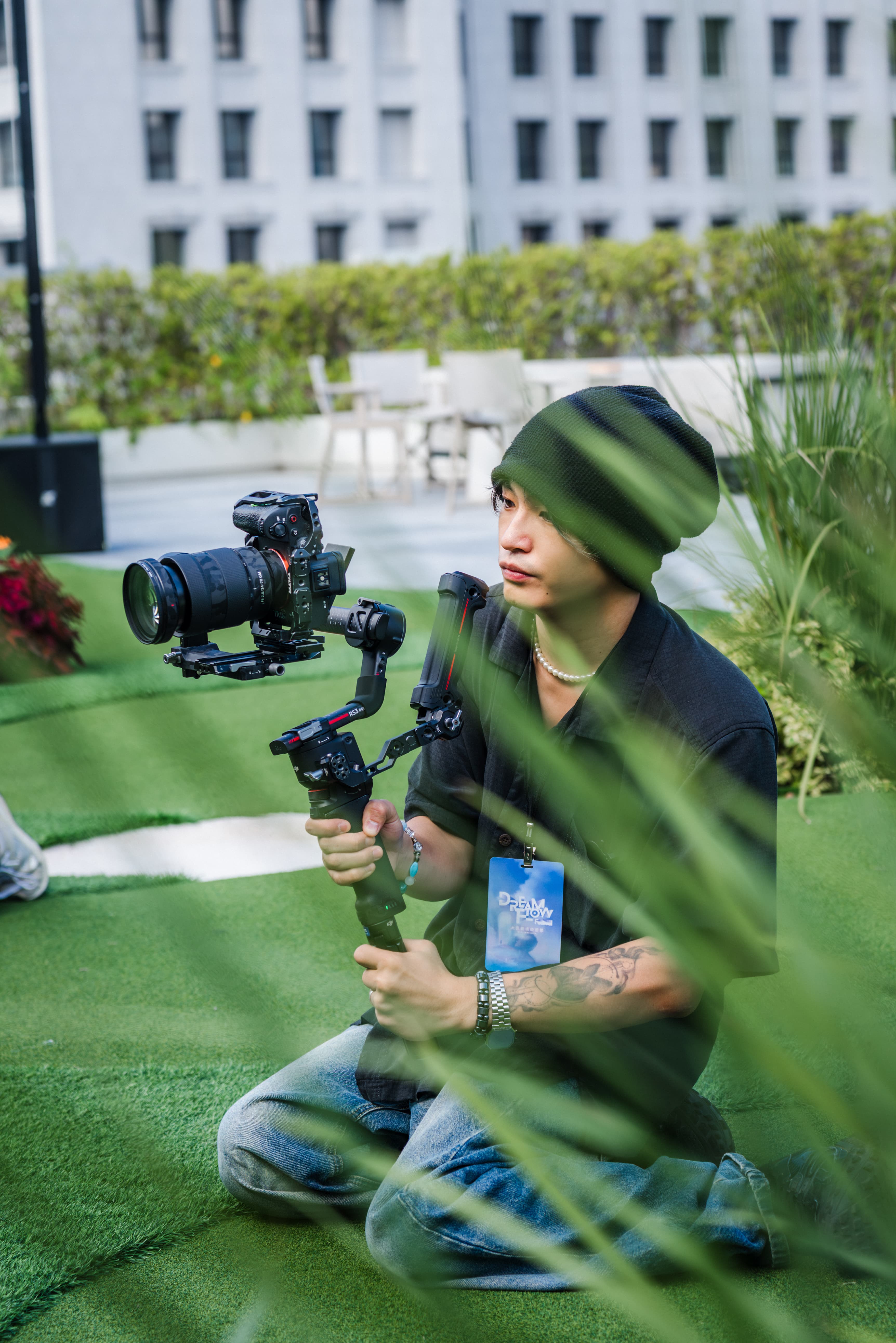 Marshall 拿著穩定器與相機在拍攝現場