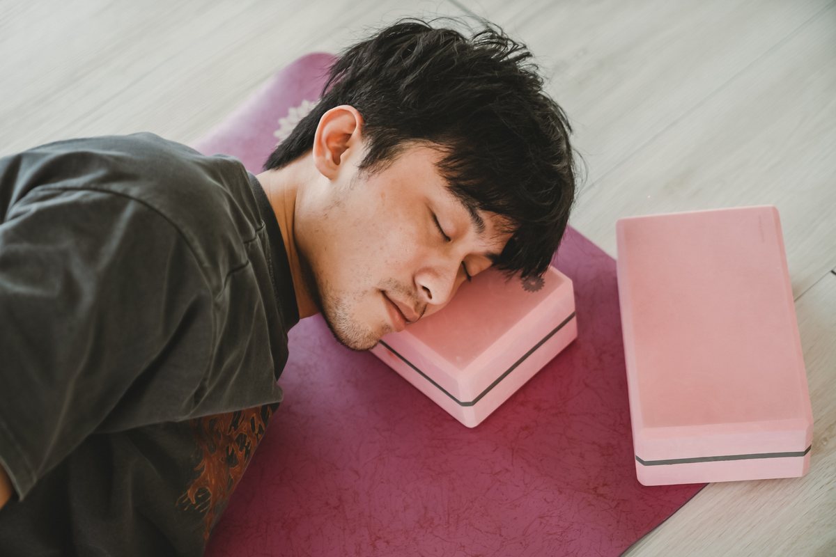 選手在大休息時閉眼枕在瑜伽磚上